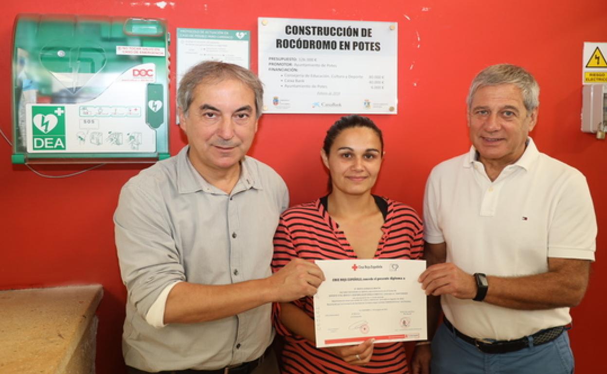Javier Gómez y Aquilino González, junto a Marta González, una de las trabajadoras que realizó el curso en el pabellón municipal/Fotografía:Pedro Álvarez
