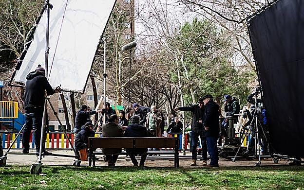 Un momento del rodaje de la película '@buelos. Nunca es tarde para emprender', cuyo preestreno será en la sala Cinesa de Santander este lunes. 