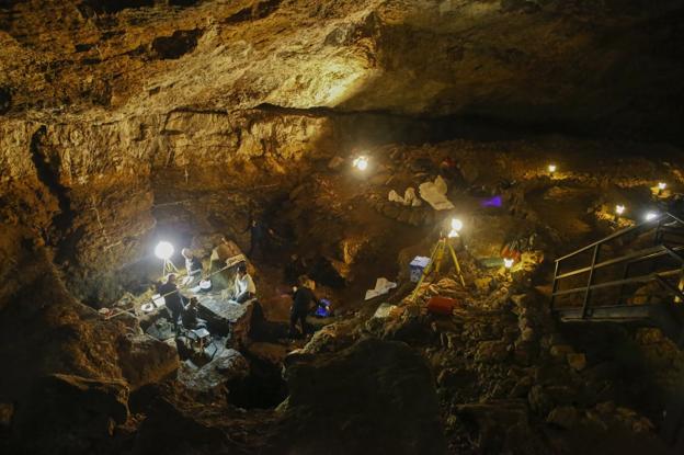 El grupo de arqueólogos trabajando en la ocupación neandertal de la cueva. 