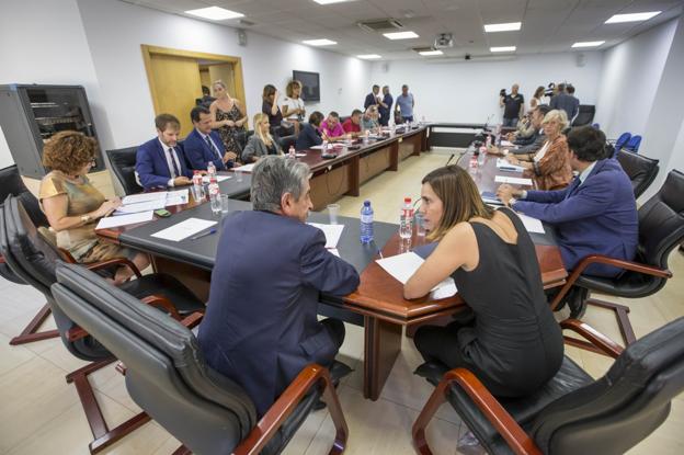 Los representantes del Gobierno regional, con el presidente Revilla a la cabeza, y los portavoces de patronal y sindicatos, a punto de comenzar su reunión. 