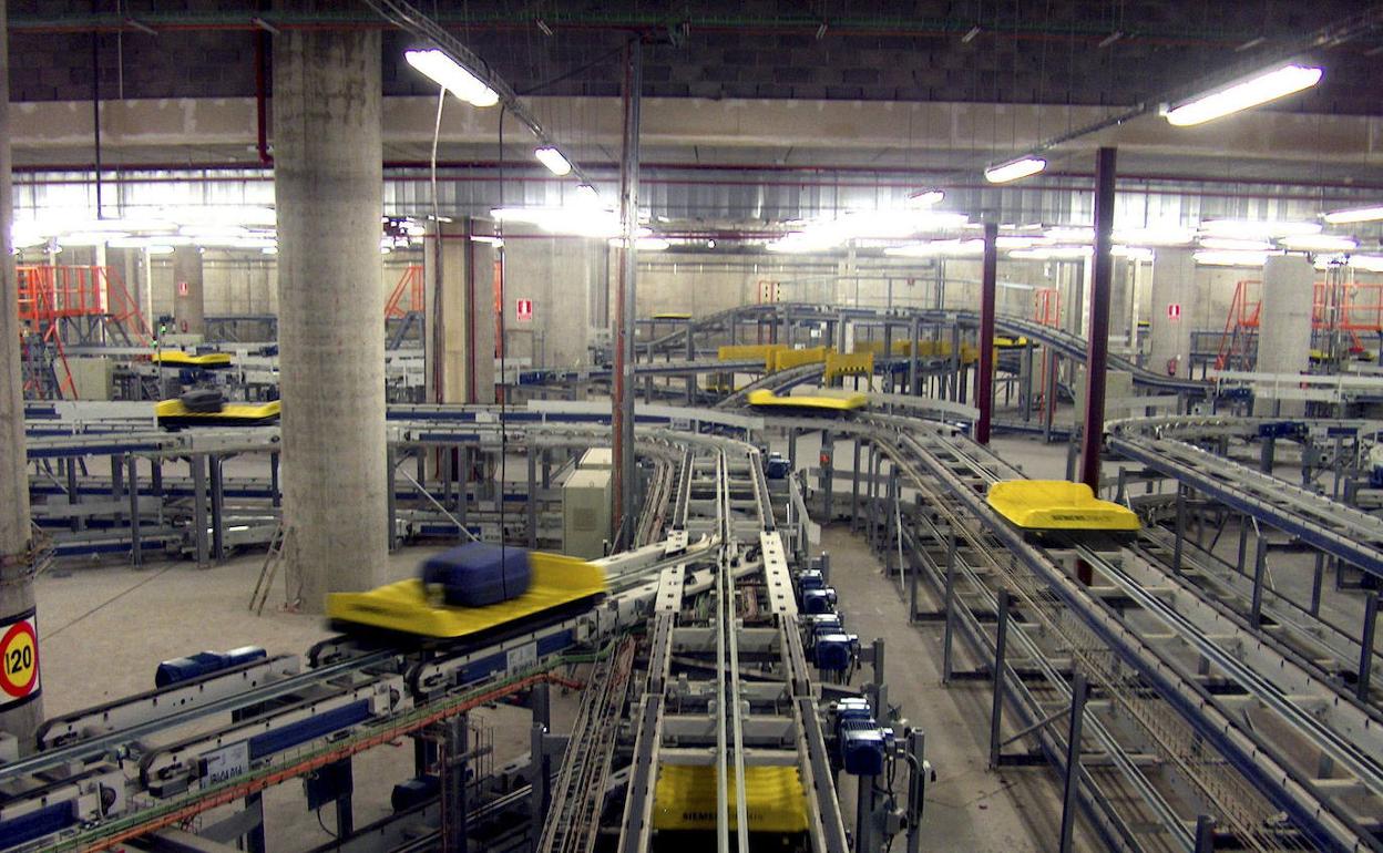 Centro de tratamiento de equipajes en Barajas (Madrid). 