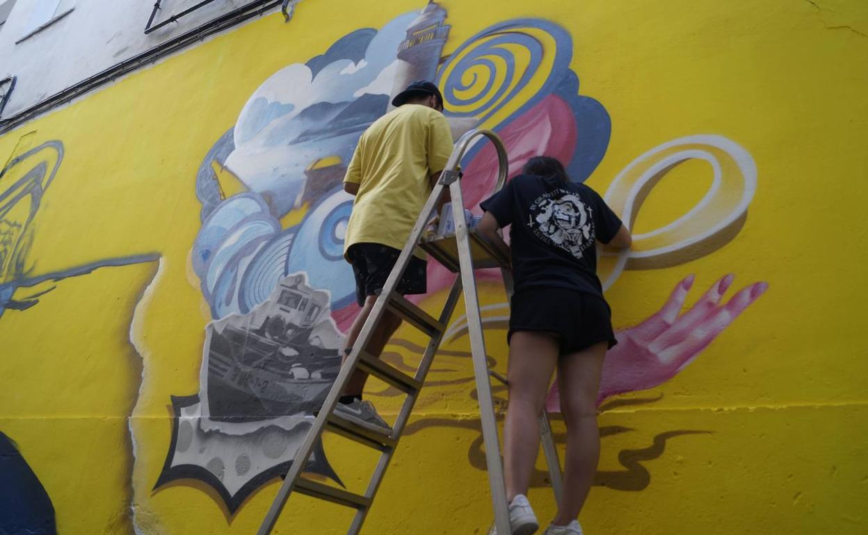 Imagen de archivo de un artista trabajando en un grafiti 