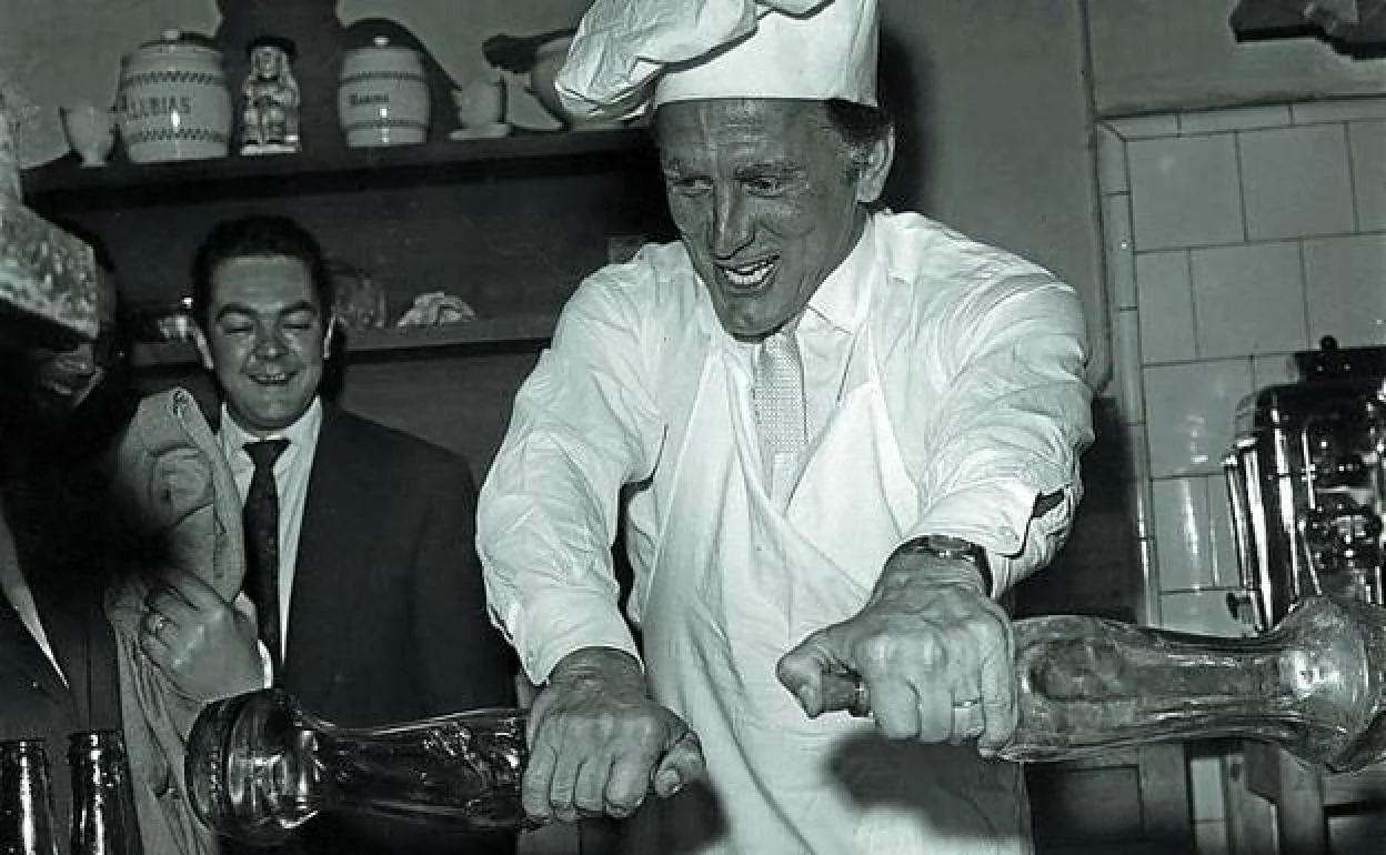 Kirk Douglas durante su visita en 1958.