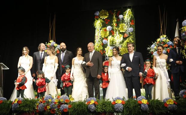 La reina y las damas de San Mateo, junto a los miembros de la Corporación, durante la XLVII edición de las Justas Literarias. 