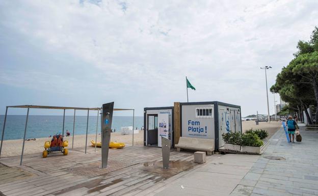 Vista de uno de los accesos a la playa de Platja d'Aro. 