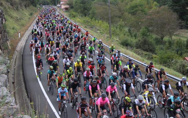 El Desfiladero de La Hermida sirvió de antesala de los puertos de montaña en la marcha.