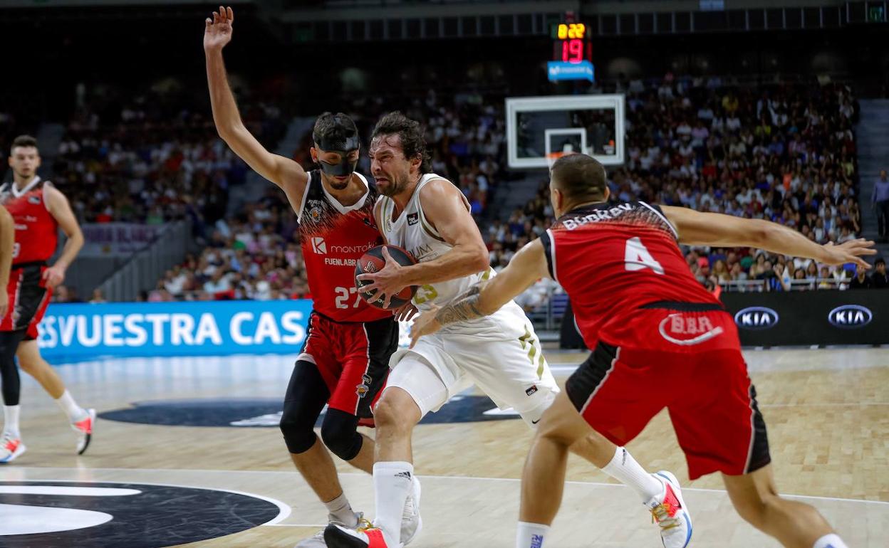 Sergio Llull entra a canasta defendido por Marc García y Vyacheslav Bobrov. 