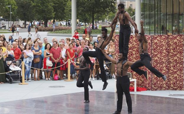 The Black Blues Brothers'. El grupo desborda potencia, energía y humor con su espectáculo de acróbatas africanos y ritmos estadounidenses. Finalista en Italia del programa de televisión 'Tú sí que vales', combinan acrobacias, malabares y equilibrios extremos.