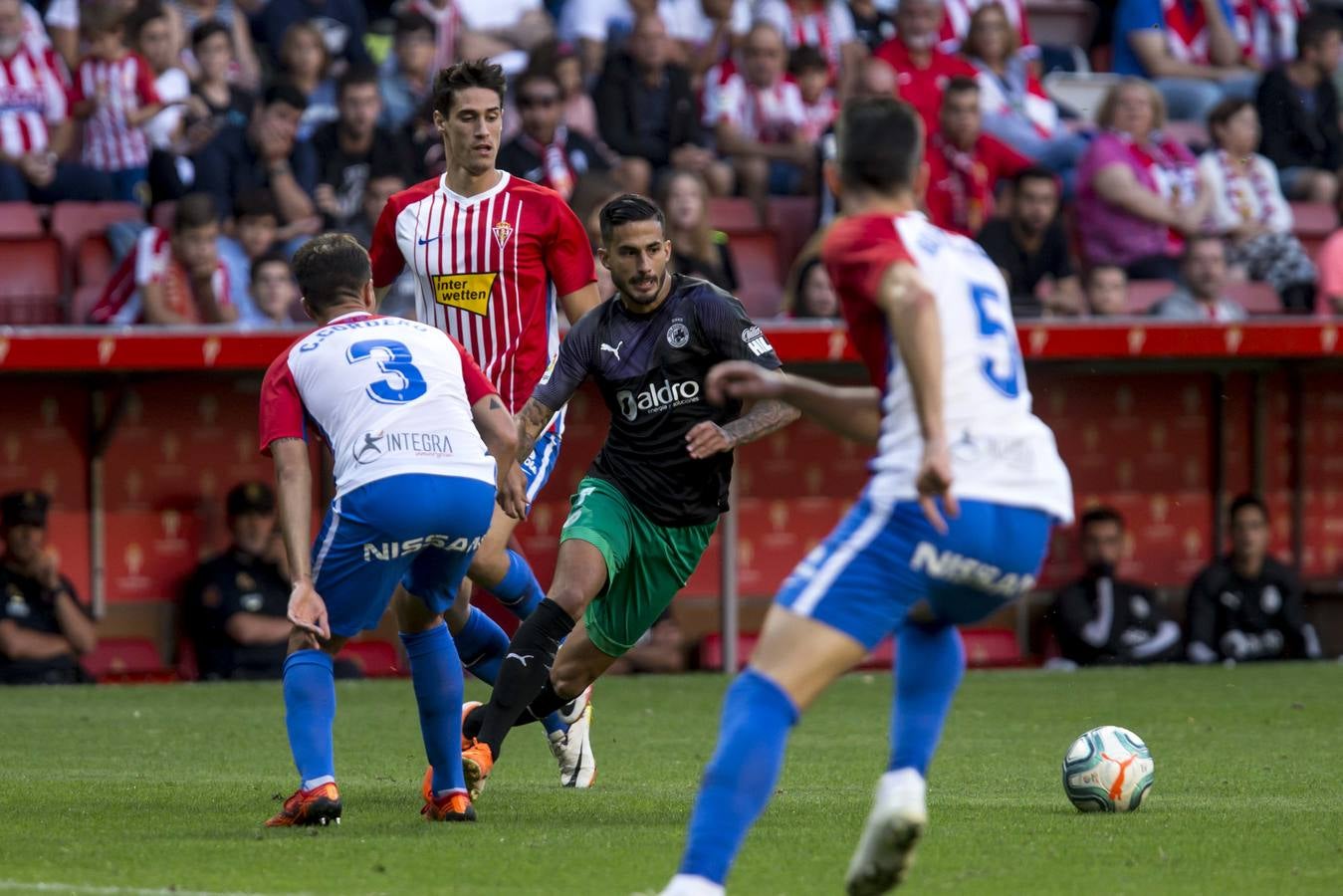 El Racing, tras una mala primera mitad, aprovecha el bajón del Sporting para sacar un empate al el Sporting 