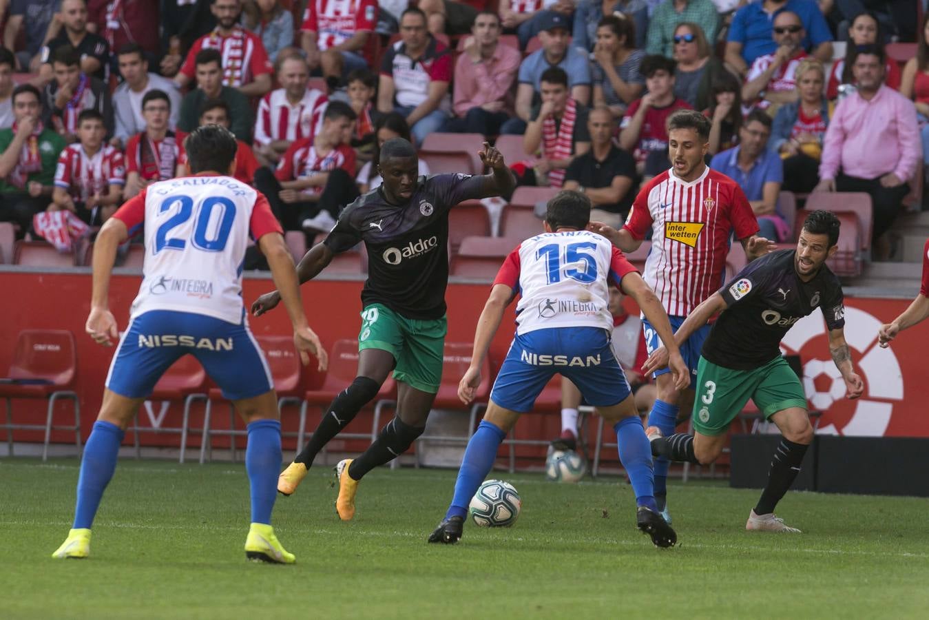 El Racing, tras una mala primera mitad, aprovecha el bajón del Sporting para sacar un empate al el Sporting 