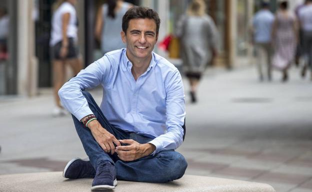 Pedro Casares, número uno de la lista socialista al Congreso, posa sonriente en la plaza del Ayuntamiento de Santander. 