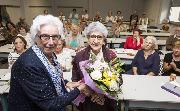 Homenaje a María Lobo, de la Asociación de Mayores Amigos de la Ciencia, tras cumplir 100 años.