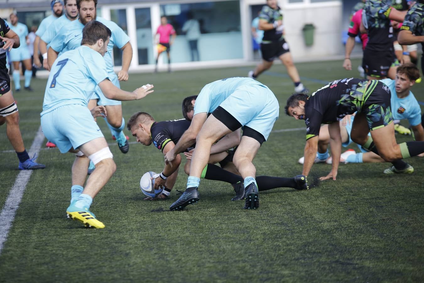 Un arrollador Barça tras el descanso supera a los cántabros, que habían llegado al intermedio con ventaja de cinco puntos sobre los catalanes