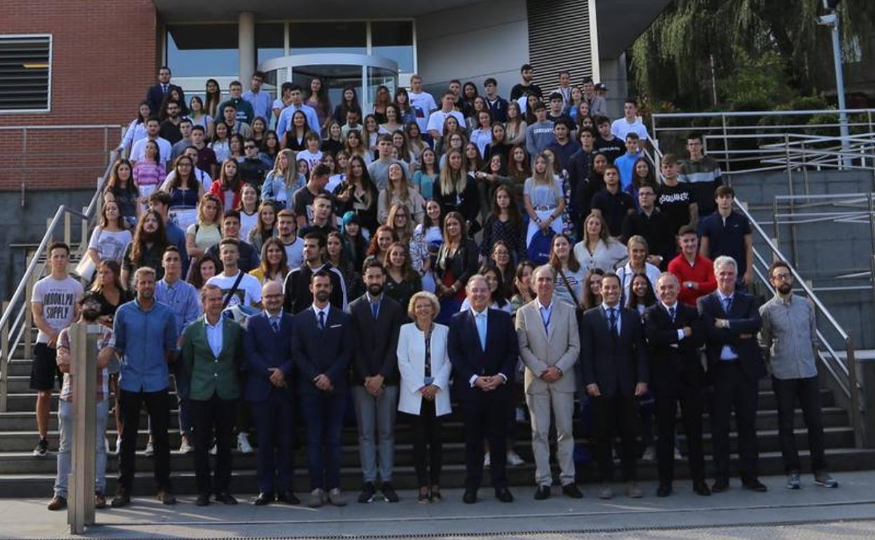 Profesores y directivos de Cesine posan ayer delante de las instalaciones del centro universitario junto a los nuevos alumnos