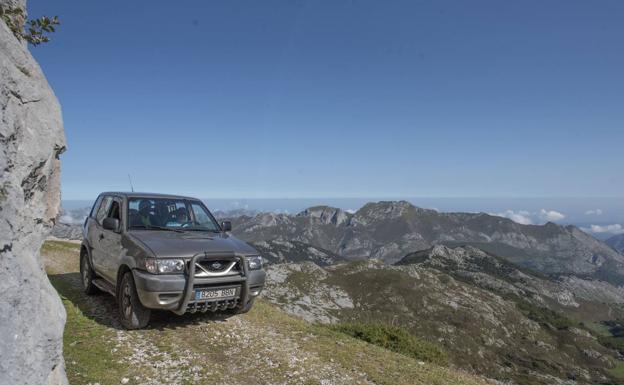 La pista para llegar bordea el pico Macondiu y pasa junto al Casetón de Ándara