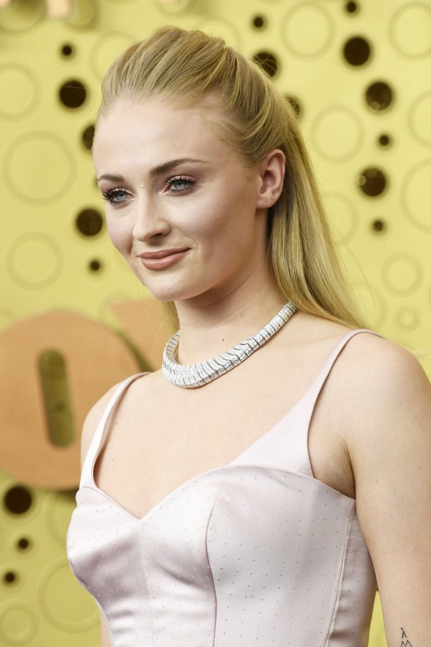 Sophie Turner de Louis Vuitton. Este look de Sophie Turner será para recordar, pues este vestido rosa empolvado firmado por Louis Vuitton le queda increíble a su piel clara.