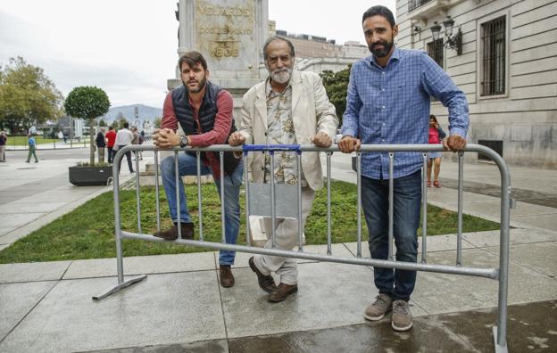  De izquierda a derecha, el director de '@buelos, nunca es tarde', Santiago Requejo, y los actores Ramón Barea y Javier Lorenzo, en la Plaza Porticada de Santander. 