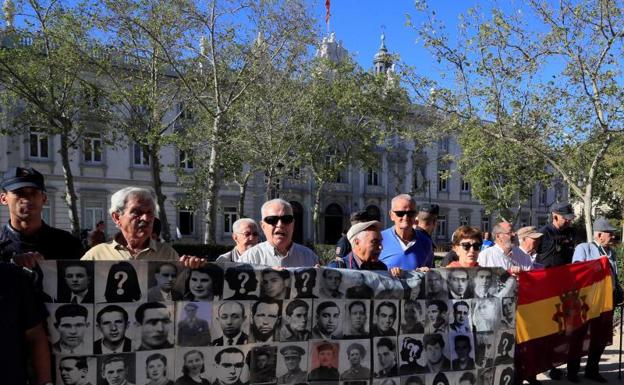 Varias personas de diversas organizaciones que respaldan la campaña #NiValleNiAlmudena se concentran este martes frente al Tribunal Supremo. 