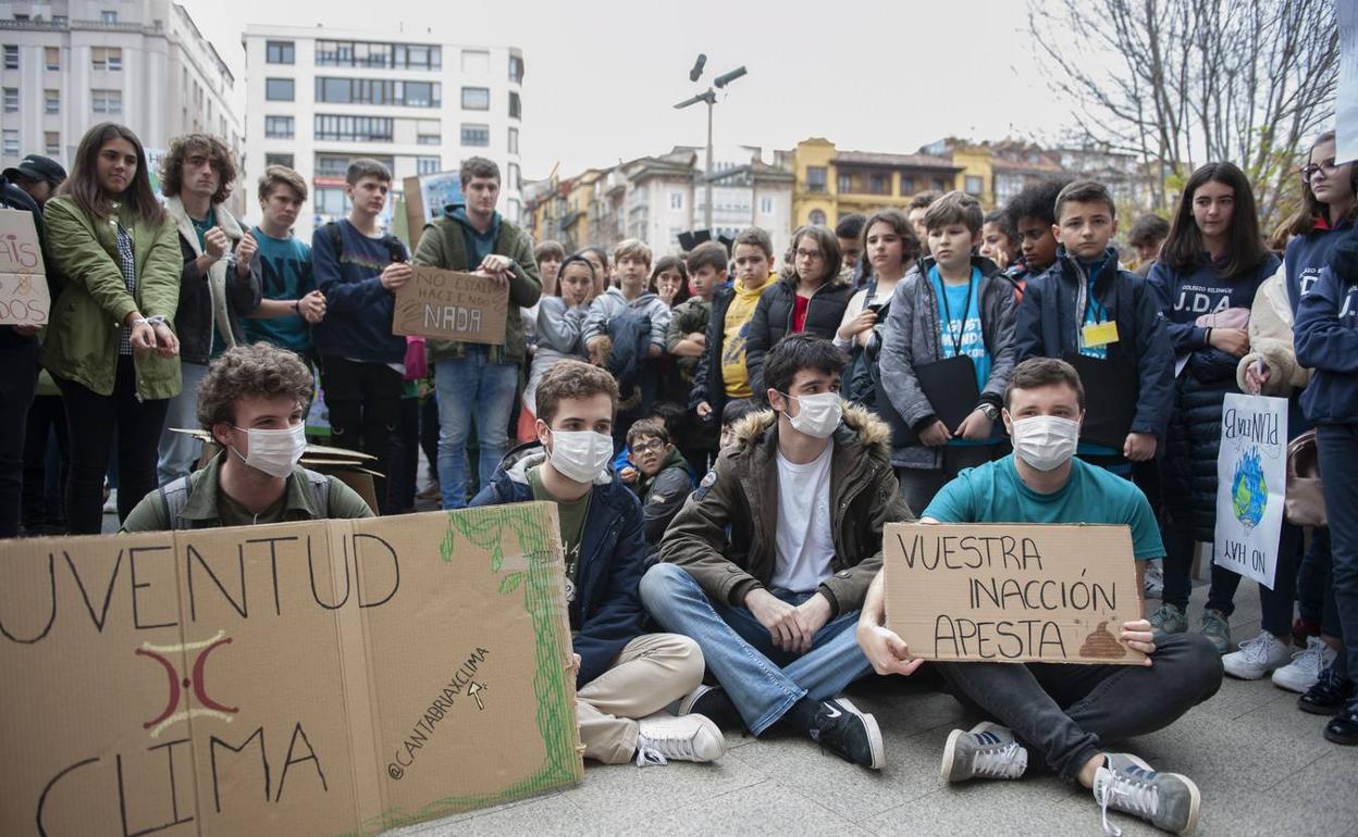 Imagen de archiva de una de las manifestaciones de Fridays for Future Cantabria
