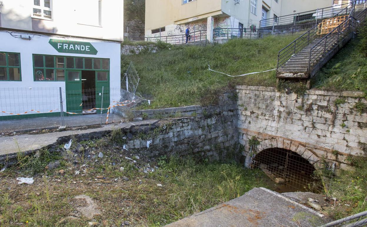 Una de las entradas del antiguo túnel de Tetuán. 