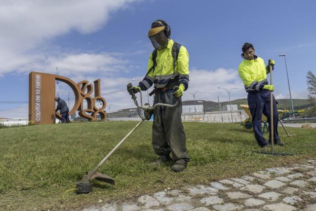 Un trabajador campurriano de Corporaciones Locales realiza tareas de jardinería.