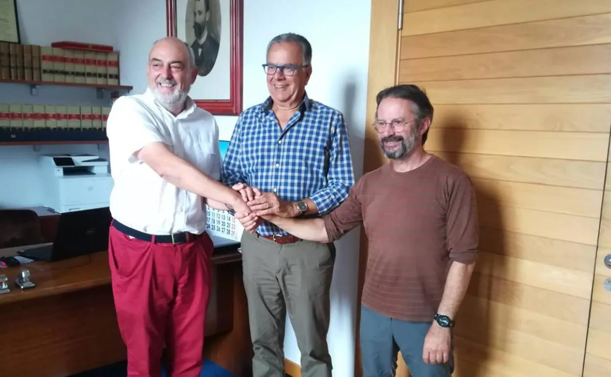 Valeriano Teja y Mariano Luis Serna flanquean al alcalde de Medio Cudeyo, Juan José Perojo