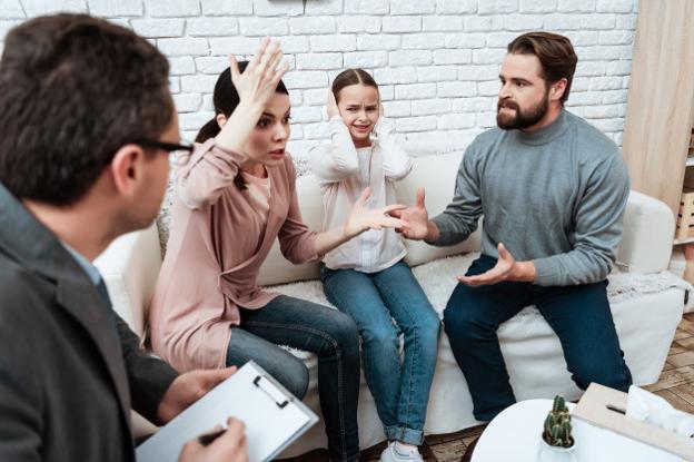 Conflictos de pareja en una sesión de terapia.