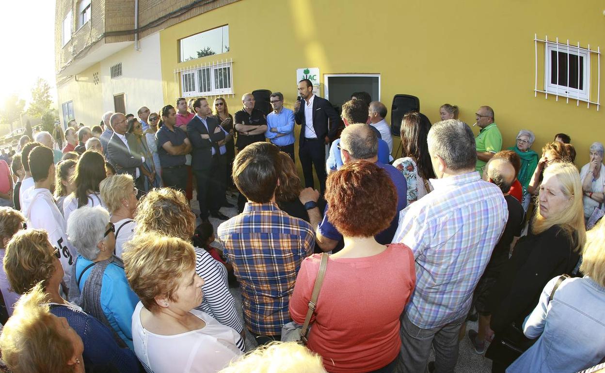 Reunión entre los vecinos del barrio Nueva Ciudad, el alcalde de Torrelavega, López Estrada y representantes de los cuerpos de seguridad.