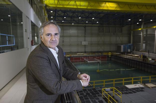 Íñigo Losada, junto al Gran Tanque de Ingeniería Marítima del Instituto de Hidráulica Ambiental. 