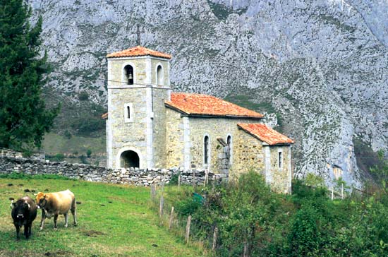 Imagen principal - Iglesia de Cucayo, Iglesia de Tudes e Iglesia de Enterrías