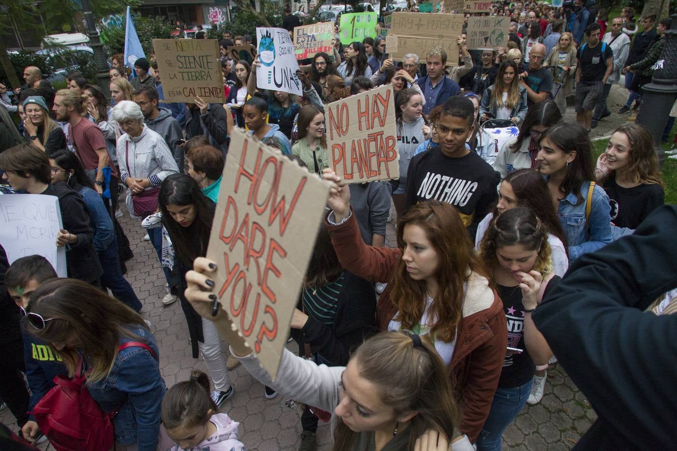 Jóvenes por las calles de Santander protestan contra el cambio climático.