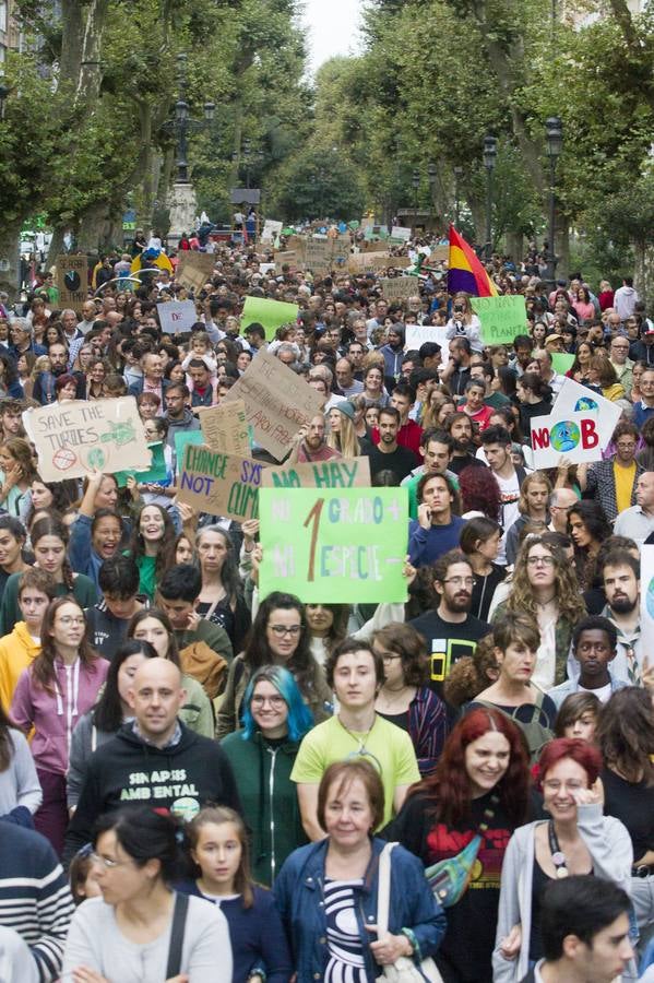 Jóvenes por las calles de Santander protestan contra el cambio climático