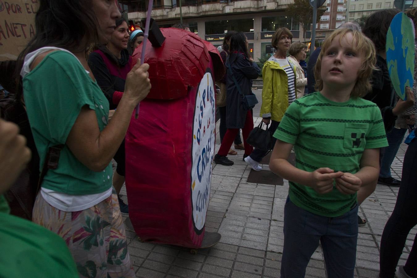 Jóvenes por las calles de Santander protestan contra el cambio climático