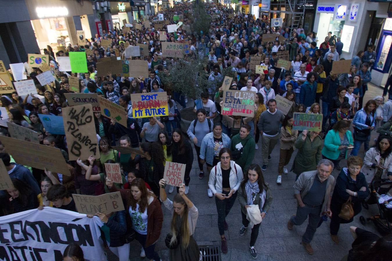 Jóvenes por las calles de Santander protestan contra el cambio climático