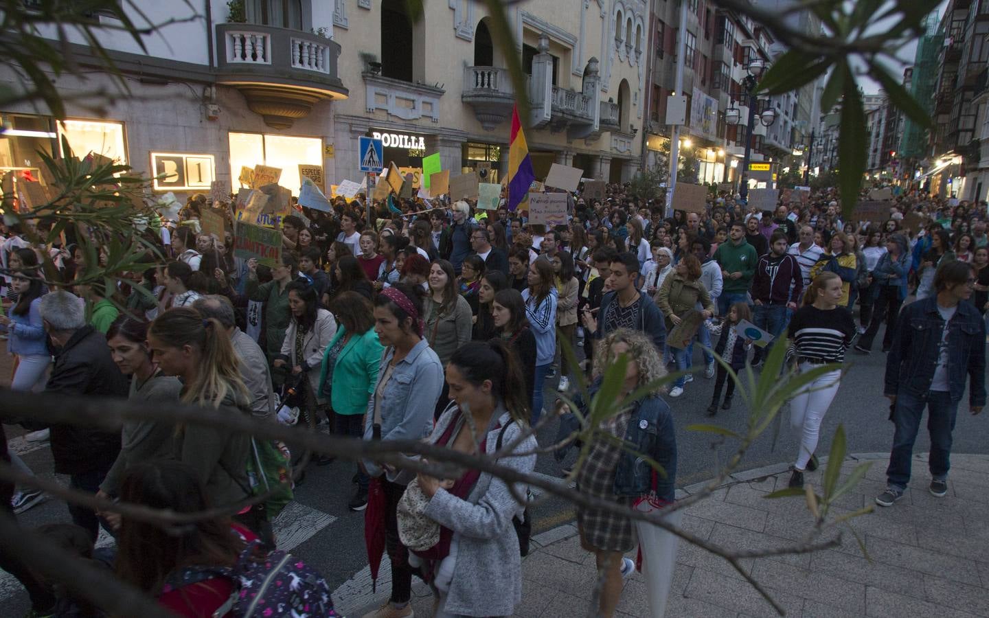 Jóvenes por las calles de Santander protestan contra el cambio climático