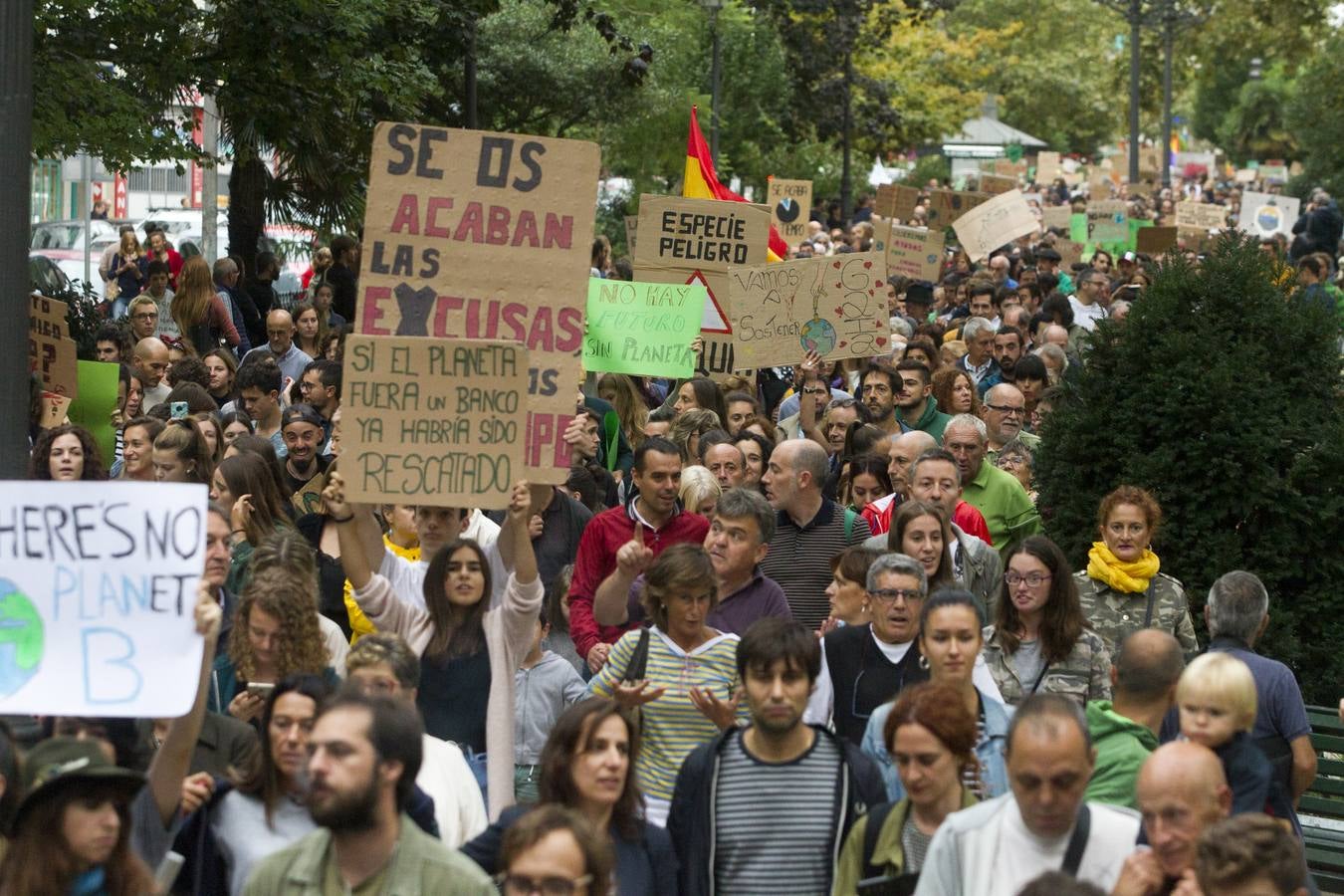 Jóvenes por las calles de Santander protestan contra el cambio climático