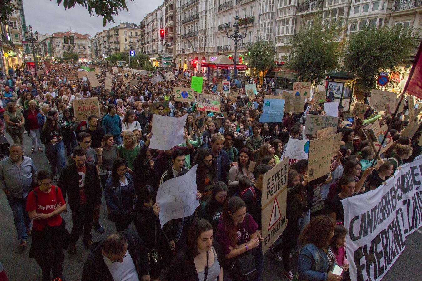 Jóvenes por las calles de Santander protestan contra el cambio climático