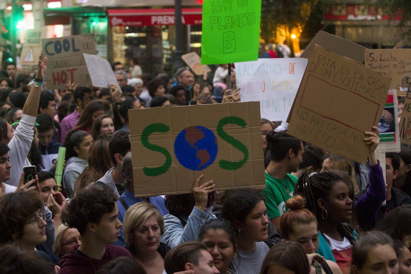 Jóvenes por las calles de Santander protestan contra el cambio climático