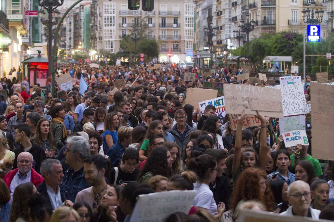 Jóvenes por las calles de Santander protestan contra el cambio climático