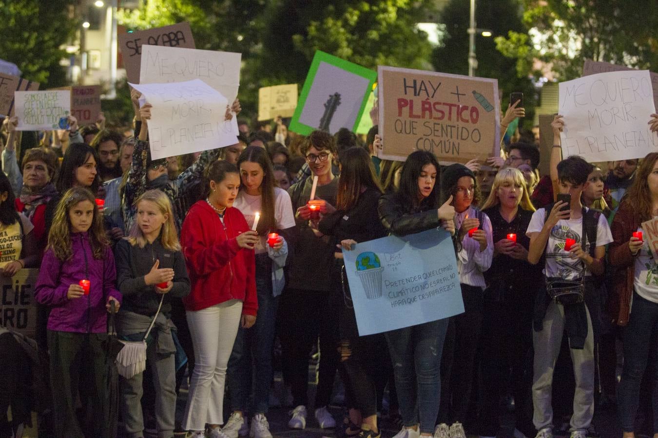 Jóvenes por las calles de Santander protestan contra el cambio climático