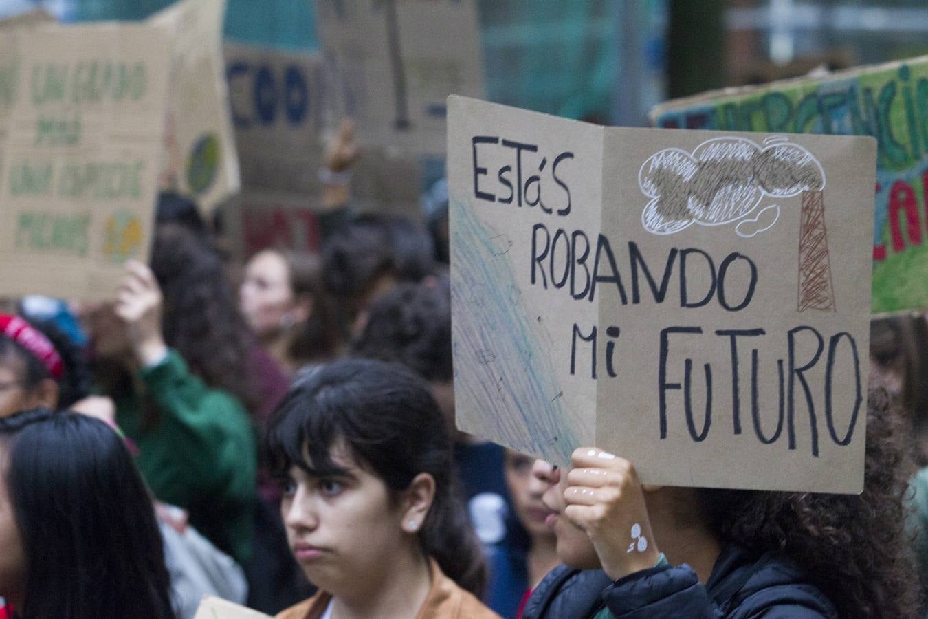 Jóvenes por las calles de Santander protestan contra el cambio climático