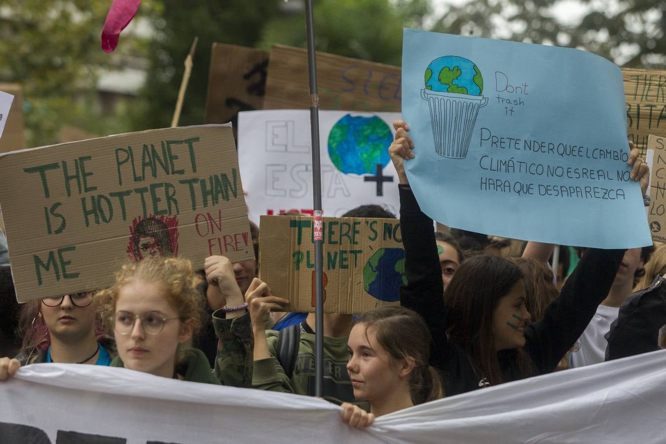 Jóvenes por las calles de Santander protestan contra el cambio climático