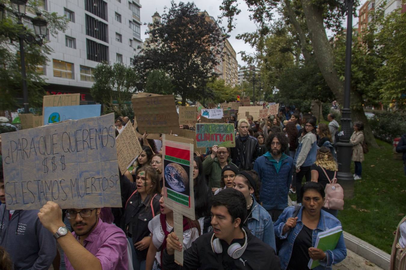 Jóvenes por las calles de Santander protestan contra el cambio climático