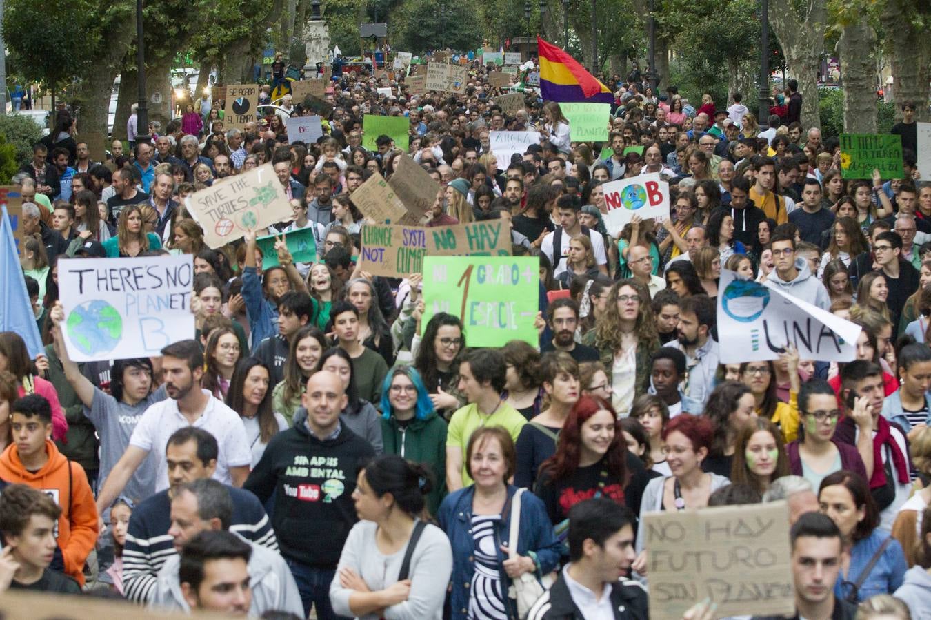 Jóvenes por las calles de Santander protestan contra el cambio climático