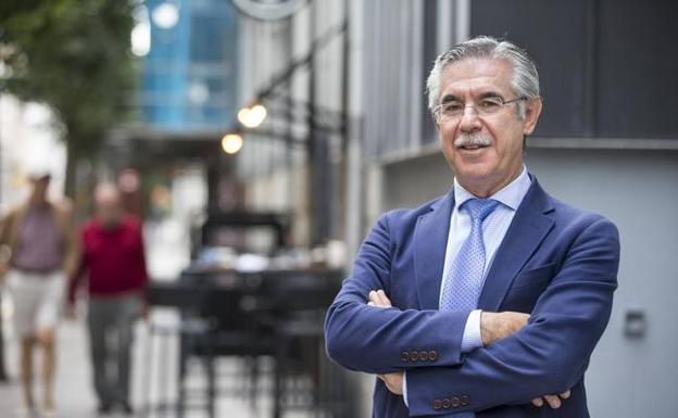 El cardiólogo Javier Zueco, antes de su conferencia en el Colegio de Médicos de Cantabria. 