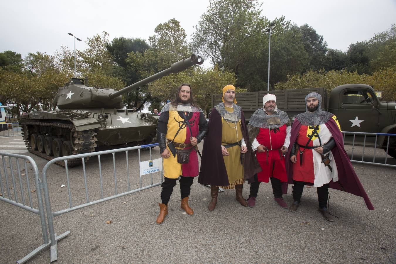 Las 'tropas' que este sábado protagonizarán la recreación del Día D del Desembarco de Normandía han desfilado este viernes por Santander