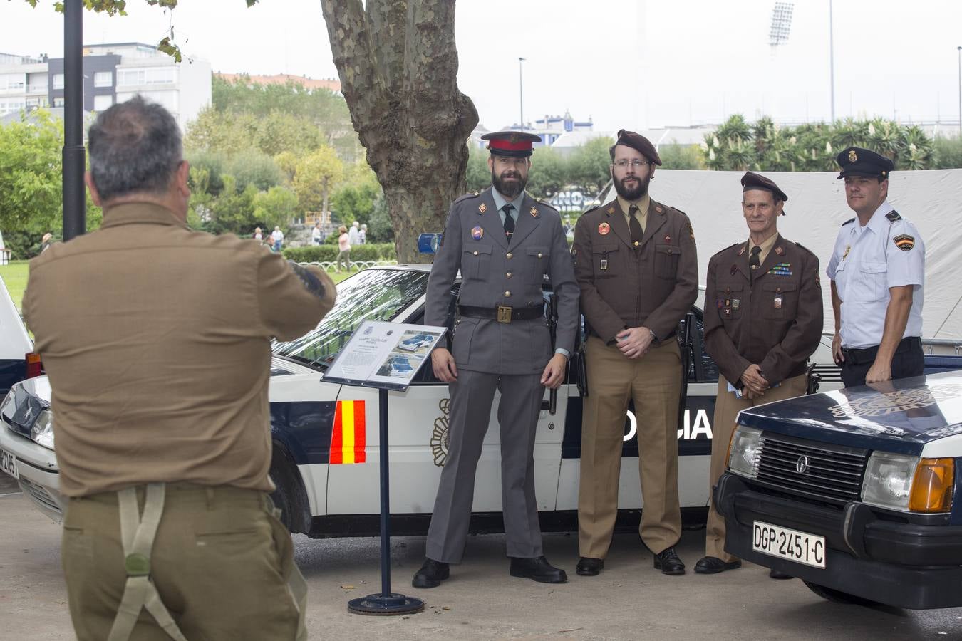 Las 'tropas' que este sábado protagonizarán la recreación del Día D del Desembarco de Normandía han desfilado este viernes por Santander