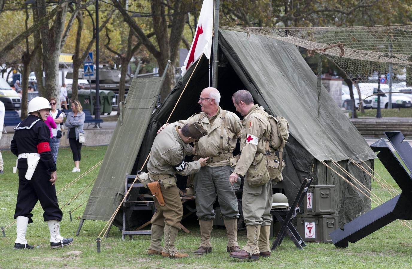 Las 'tropas' que este sábado protagonizarán la recreación del Día D del Desembarco de Normandía han desfilado este viernes por Santander