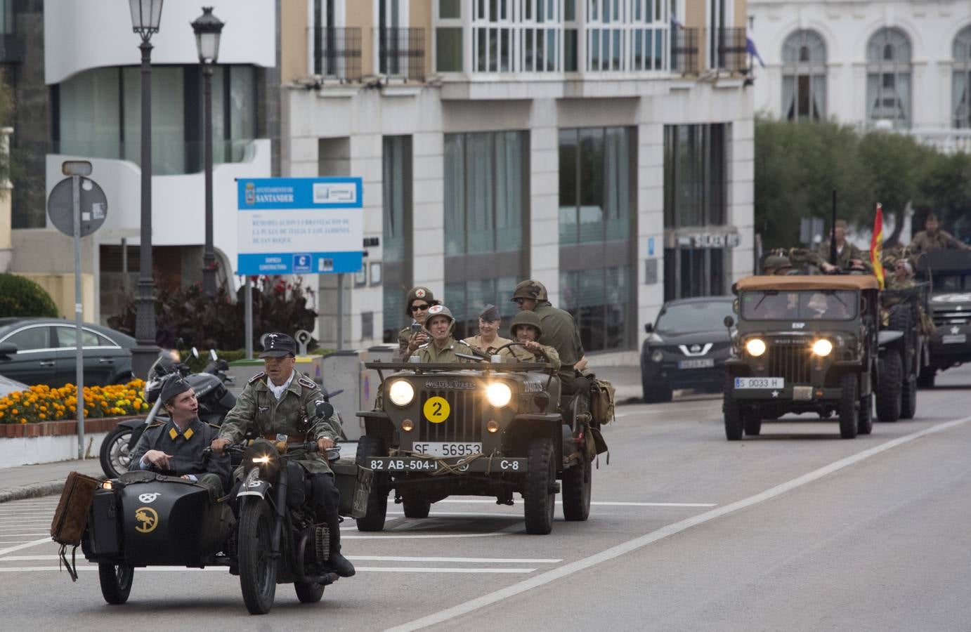 Las 'tropas' que este sábado protagonizarán la recreación del Día D del Desembarco de Normandía han desfilado este viernes por Santander