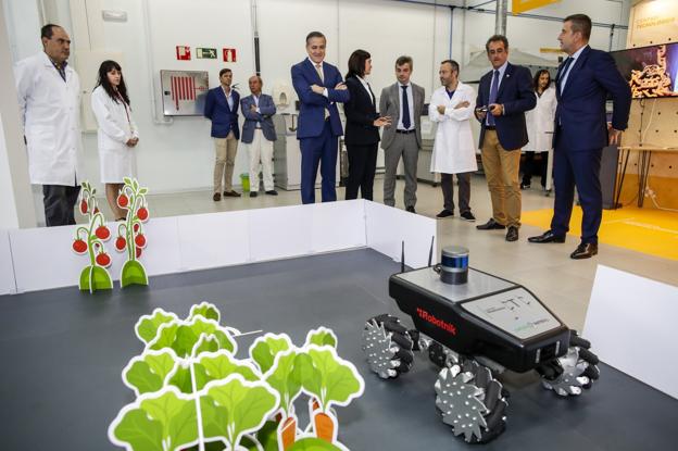 Martín maneja el robot desarrollado en el proyecto europeo 'Green Patrol'.